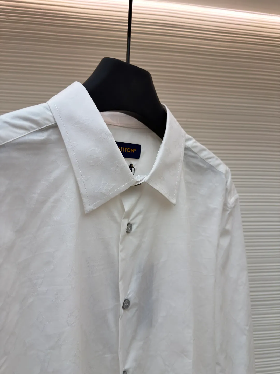LOUIS VUITTON full-print jacquard long-sleeved shirt ●Original version: purchased and developed by 7550 ●Item number: 1681837-A75 ●Fabric: cotton jacquard fabric ●Technology: printing production ●Color: white ●Version: fitted version ●Weight: about 205 grams ●Size: 36-38-40-42 ●Description: This LV lapel shirt is made of high-count combed cotton jacquard fabric. The brand logo is hidden in the fabric texture through precision jacquard technology. The texture is delicate and high-end. The craftsmanship adopts manual overlocking processing, and the stitching on the collar, placket, cuffs and other details is even and neat, and the edges are smooth and burr-free, taking into account both durability and sophistication. The single-row buttons are made of matte metal buckles of the same color, echoing the texture of the fabric and fastening smoothly. The silhouette is slim and slightly loose, and the length, shoulder width and other data are accurately adapted according to the size gradient. The curved hem design enhances the fit. The fabric is skin-friendly and breathable. It is recommended to wash it by hand to protect the jacquard texture. It is a business and casual item that combines texture and practicality. The overall wiring is straight and delicate, the fabric is comfortable and soft, and the color is consistent without color difference. It can be matched with the same style to create a fashionable look and control various occasions. Customized accessories, complete with three standards, same style for men and women!